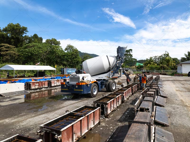 Self-Loading Concrete Mixer for Prefabricated Production